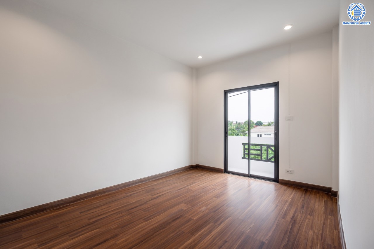 บ้านมือสองตกแต่งใหม่ 3 ชั้น โซนเศรษฐกิจ ซอยนวนิช ปากเกร็ด เนื้อที่ 23 ตร.ว. ฟังก์ชัน 3 ห้องนอน 3 ห้องน้ำ จอดรถได้ 1 คัน บนทำเลเมือง ใกล้เซ็นทรัลแจ้งวัฒนะ จุดขึ้นทางด่วนแจ้งวัฒนะ และรถไฟฟ้าสายสีชมพู "สถานีเลี่ยงเมืองปากเกร็ด"...